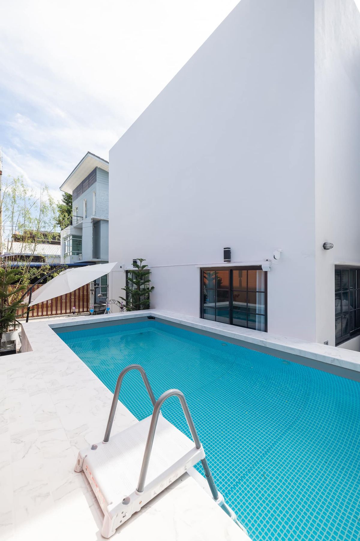 ขายบ้านลาดพร้าว เซ็นทรัลลาดพร้าว : 💎 ขายบ้านใหม่สไตล์โมเดิร์นหรูหรา ลาดพร้าว พร้อมเฟอร์นิเจอร์ทั้งหลัง  5 ห้องนอน 6 ห้องน้ำ ใกล้ MRT โรงเรียนนานาชาติ และแหล่งช้อปปิ้ง เข้าอยู่ได้ทันที 