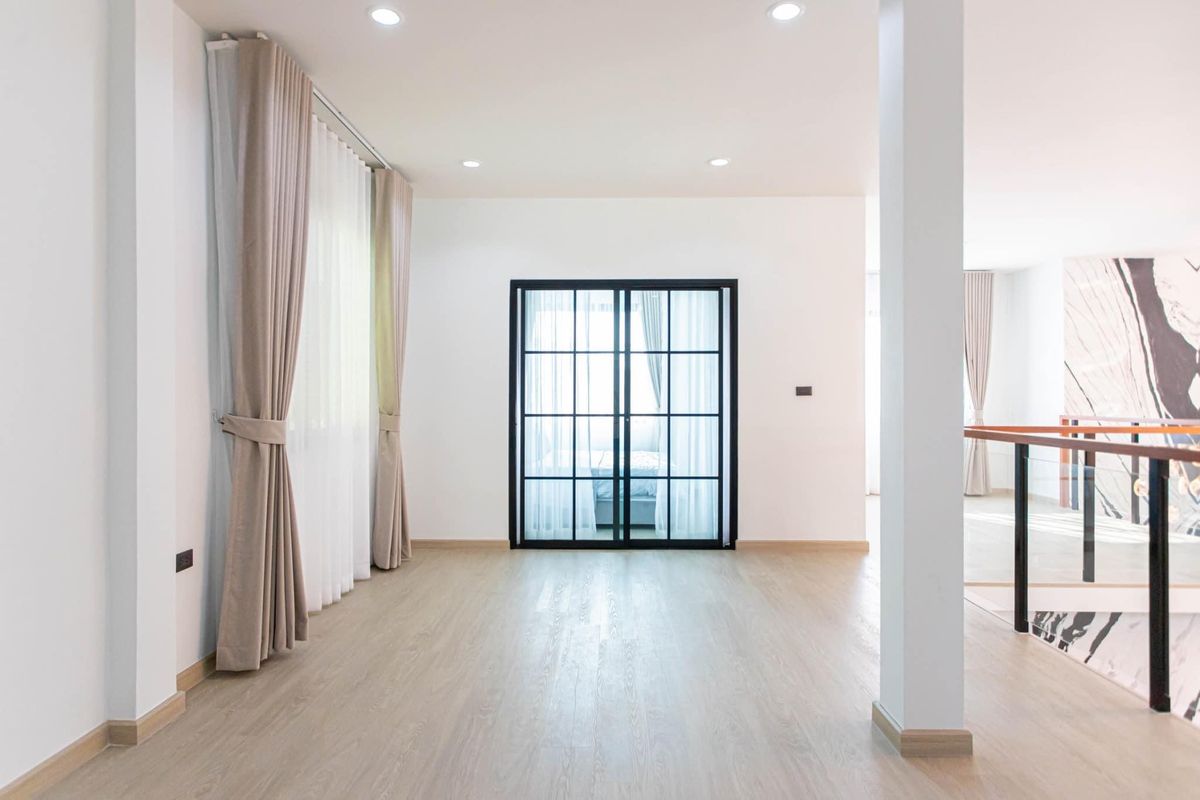 ขายบ้านลาดพร้าว เซ็นทรัลลาดพร้าว : 💎 ขายบ้านใหม่สไตล์โมเดิร์นหรูหรา ลาดพร้าว พร้อมเฟอร์นิเจอร์ทั้งหลัง  5 ห้องนอน 6 ห้องน้ำ ใกล้ MRT โรงเรียนนานาชาติ และแหล่งช้อปปิ้ง เข้าอยู่ได้ทันที 