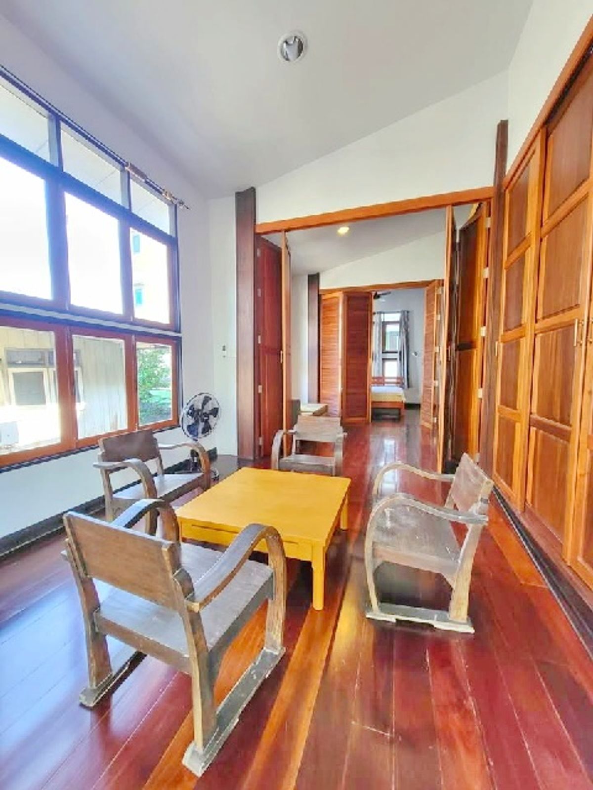 For RentHouseRatchadapisek, Huaikwang, Suttisan : Get note of the company MRT Sutthisan 600 m. Rent a 2 -story house, Thai style house, 240 sq.m., 60 sq.w., made into Airbnb International, The Regent 3.8 km.
