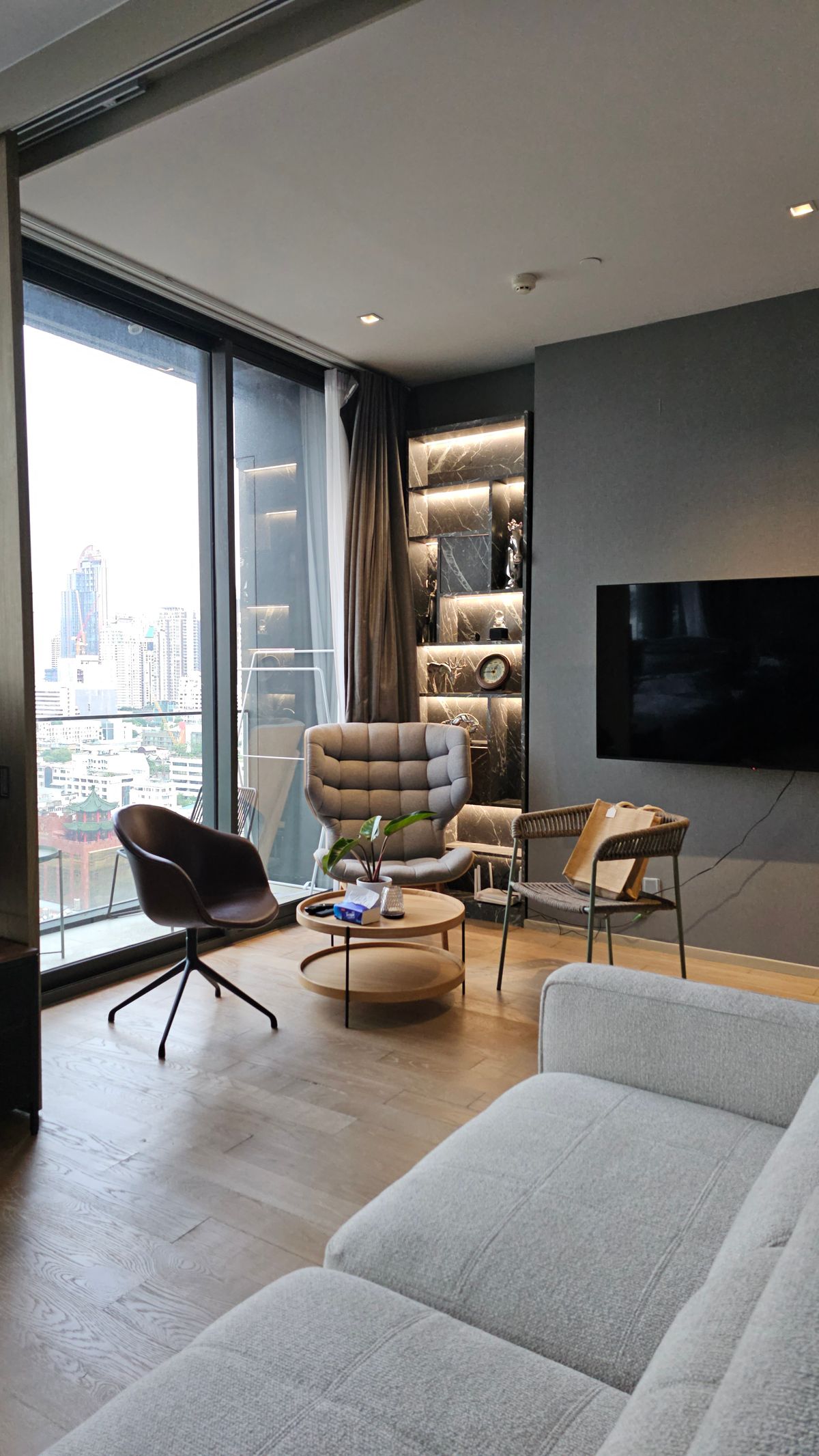 For RentCondoSilom, Saladaeng, Bangrak : **Ashton Silom 50 Sq,m. Fully Finish @38,000บาท/month call Nong 096-2615656  ห้องกว้างมาก 50 ตรม. 1 นอน 1 น้ำ เฟอร์ครบ พร้อมอยู่   Location : Silom , Chongnonsi  Rental Price : 38,000 Baht/Month  Condominium near MRT, BTS  : Silom , Chong nonsiStation  Co