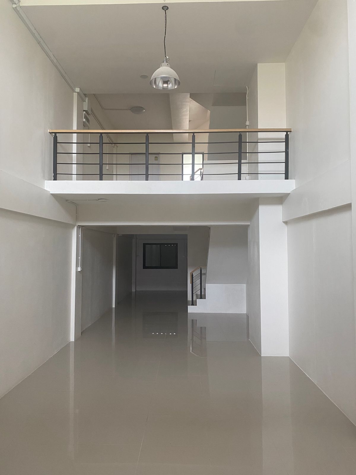 Shop HouseNonthaburi, Bang Yai, Bangbuathong : Building for rent, there is a wide parking lot attached to Kantana market.