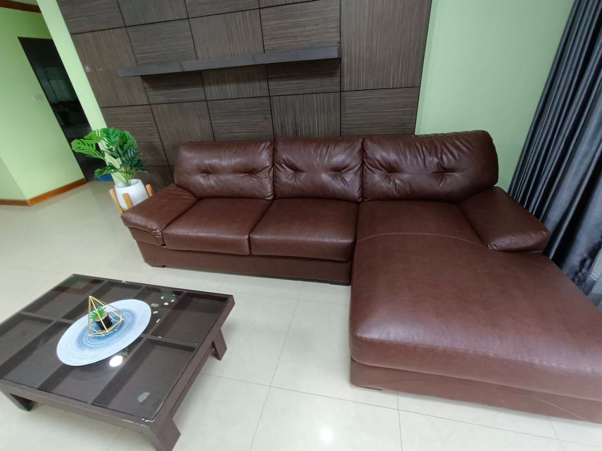For RentCondoRamkhamhaeng, Hua Mak : Renovated  room for rent  162 sqm , 3 bed, 2 bath with maid room near Ramkhamheang 43/1  