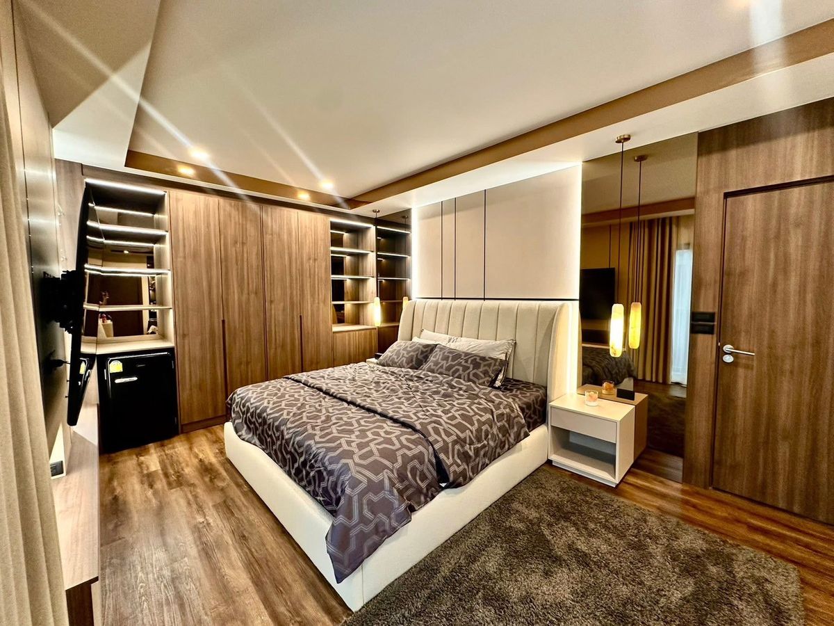 For SaleHouseSamut Prakan,Samrong : 3 -storey detached house for sale, good location on the main road. Thepharak has an elevator in the fluffer ready 🔥🔥🔥🔥