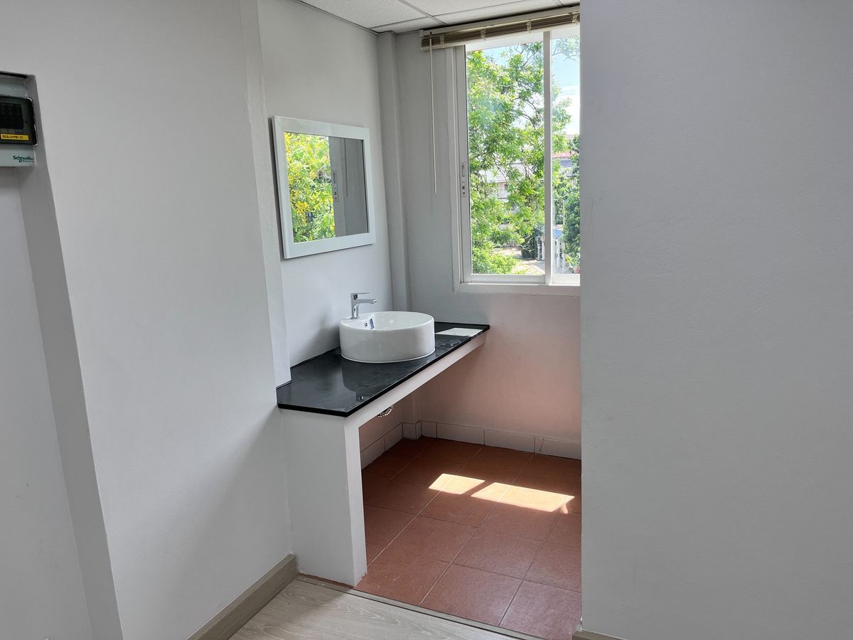 ขายอาคารพาณิชย์ลาดพร้าว เซ็นทรัลลาดพร้าว : ✨ โฮมออฟฟิศ 4 ชั้น ปรับปรุงใหม่ พร้อมเข้าอยู่ได้ทันที พร้อมรองรับลูกค้าต่างชาติ รายล้อมด้วยร้านอาหาร ร้านค้า และสำนักงานมากมาย 