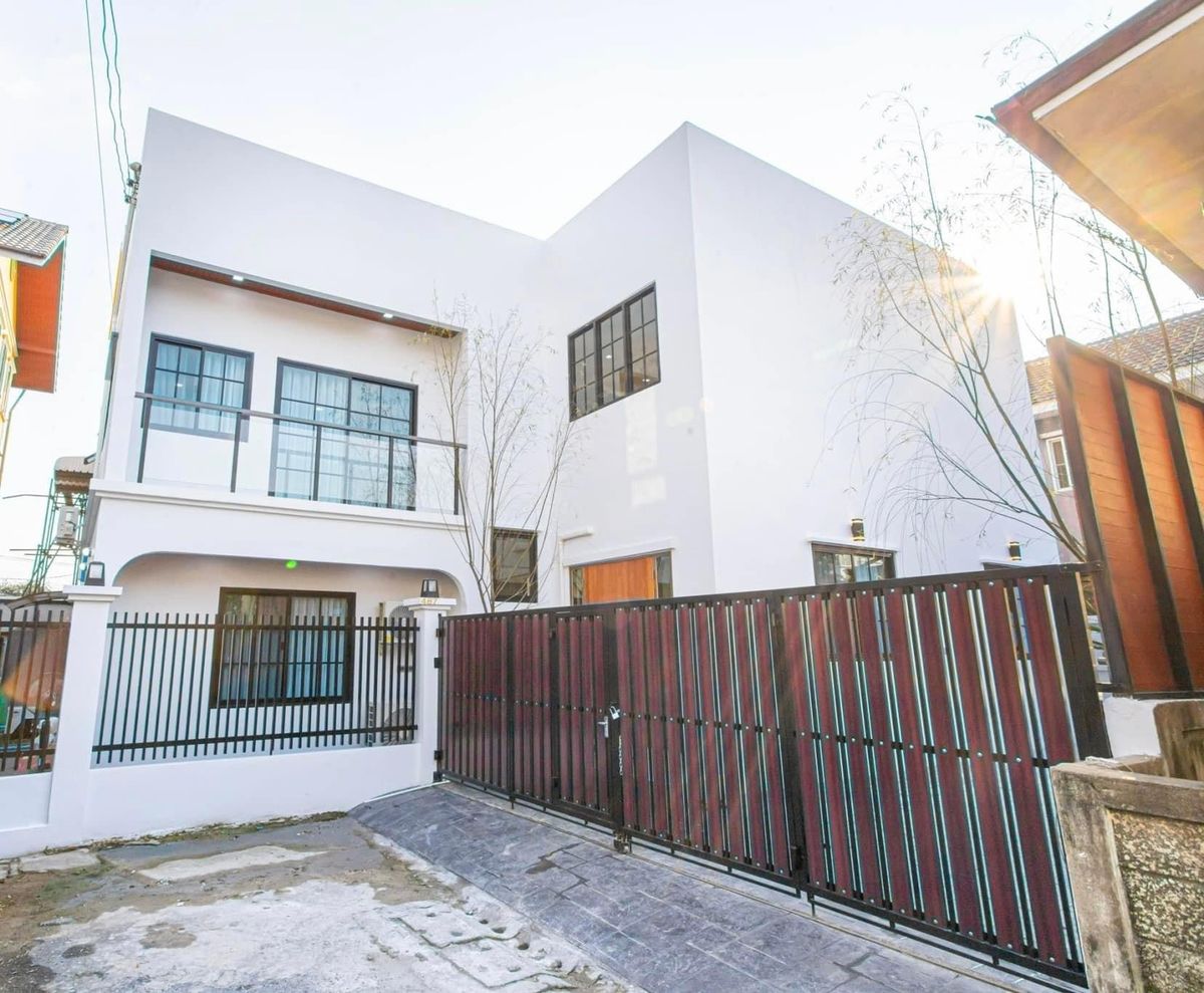 For SaleHouseLadprao, Central Ladprao : 💎 Modern Luxury New Home for Sale  Fully Furnished  5 Bedrooms, 6 Bathrooms  Close to MRT, International Schools & Shopping  Move-In Ready