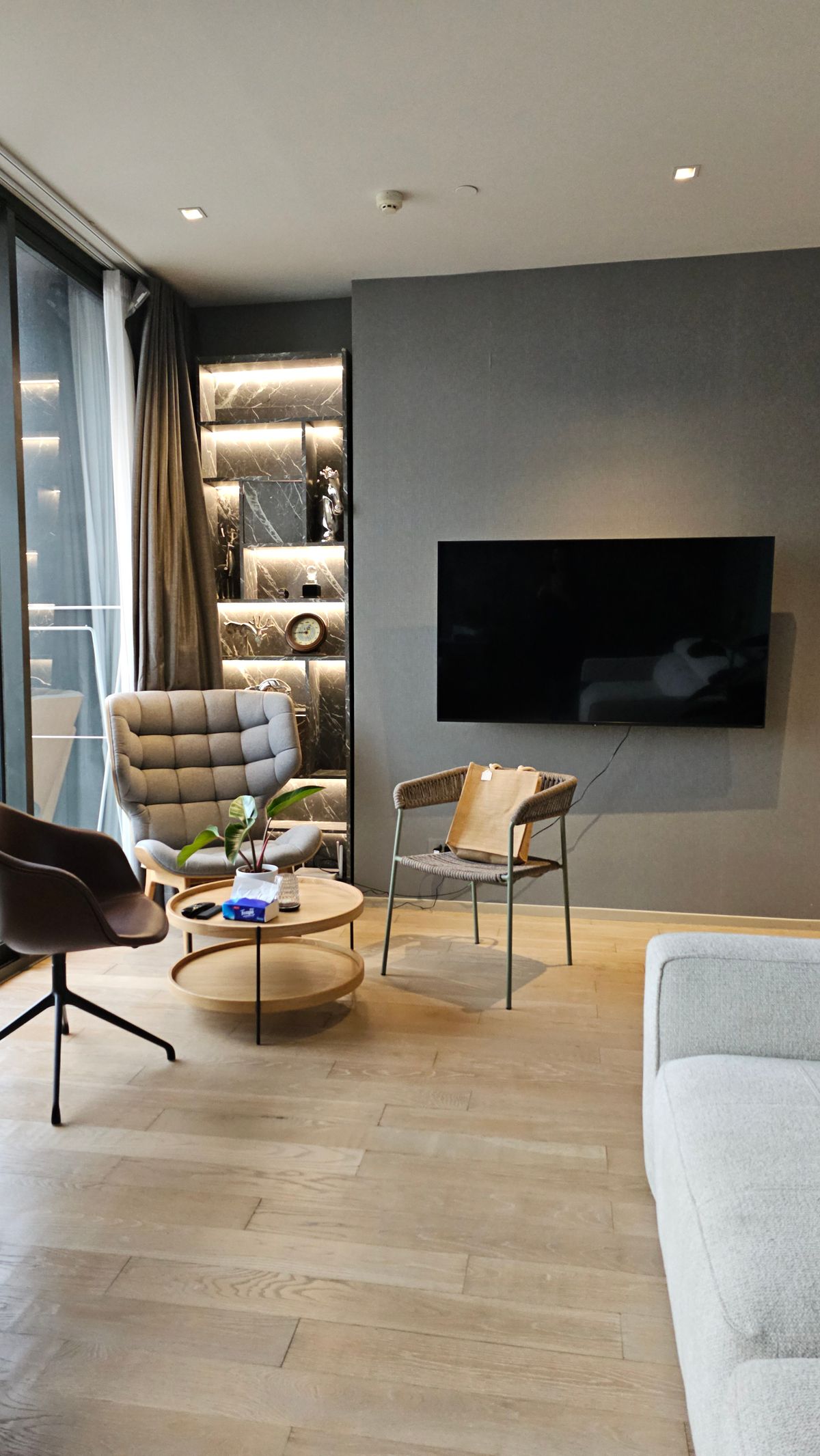 For RentCondoSilom, Saladaeng, Bangrak : **Ashton Silom 50 Sq,m. Fully Finish @38,000บาท/month call Nong 096-2615656  ห้องกว้างมาก 50 ตรม. 1 นอน 1 น้ำ เฟอร์ครบ พร้อมอยู่   Location : Silom , Chongnonsi  Rental Price : 38,000 Baht/Month  Condominium near MRT, BTS  : Silom , Chong nonsiStation  Co