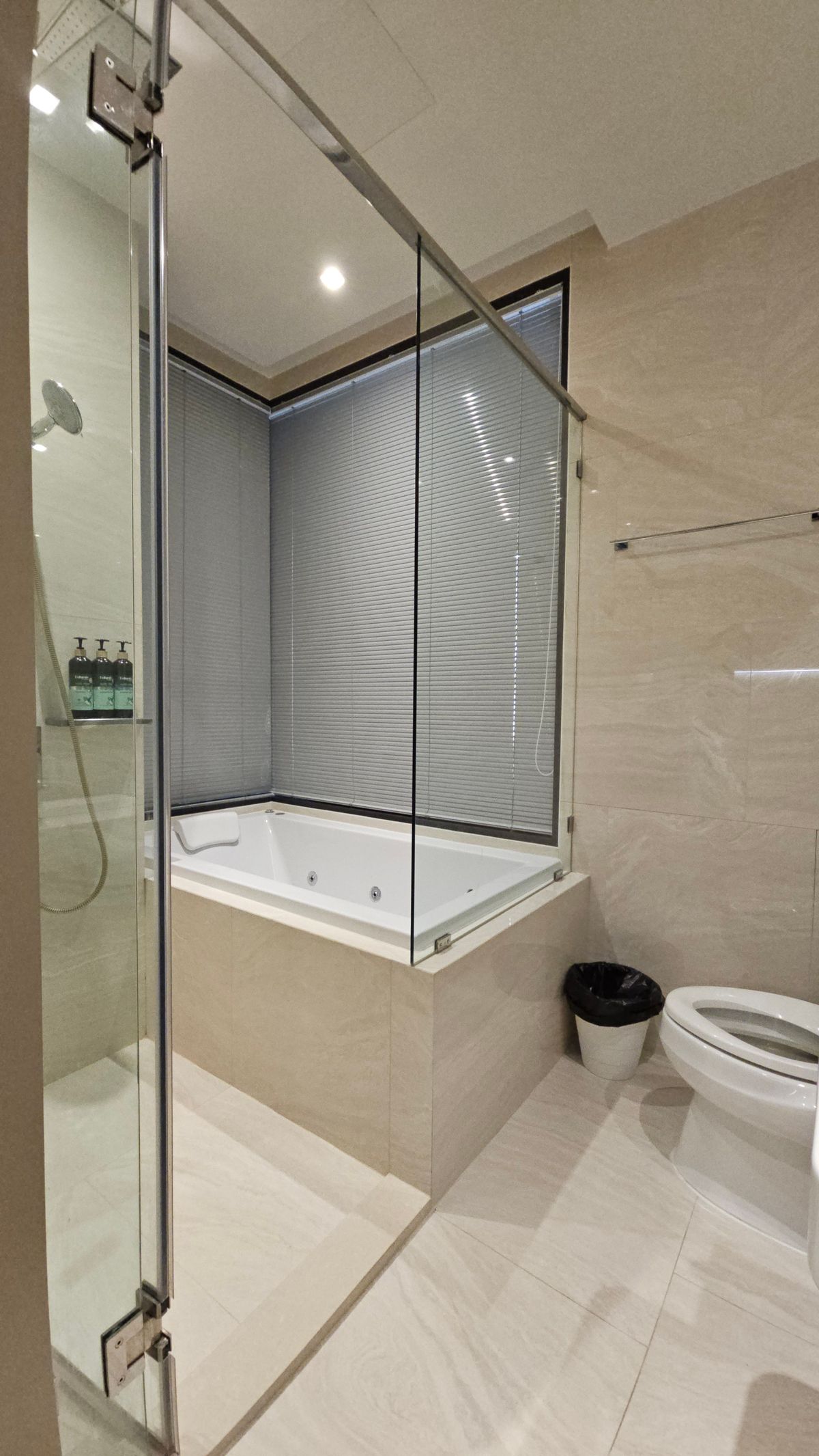 For RentCondoSilom, Saladaeng, Bangrak : **Ashton Silom 50 Sq,m. Fully Finish @38,000บาท/month call Nong 096-2615656  ห้องกว้างมาก 50 ตรม. 1 นอน 1 น้ำ เฟอร์ครบ พร้อมอยู่   Location : Silom , Chongnonsi  Rental Price : 38,000 Baht/Month  Condominium near MRT, BTS  : Silom , Chong nonsiStation  Co