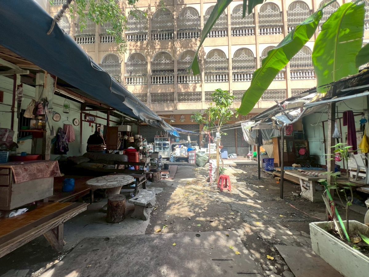 For RentWarehouseSiam Paragon ,Chulalongkorn,Samyan : For Rent: 5-storey commercial building with land on Khao Lam Road, just 400 meters from MRT Hua Lamphong, near Talat Noi and Yaowarat. Land size: 211 sq.wah. Usable area: 1,450 sq.m. Rental price: 170,000 THB/month. Contact: 097-465-5644 (TC Home)