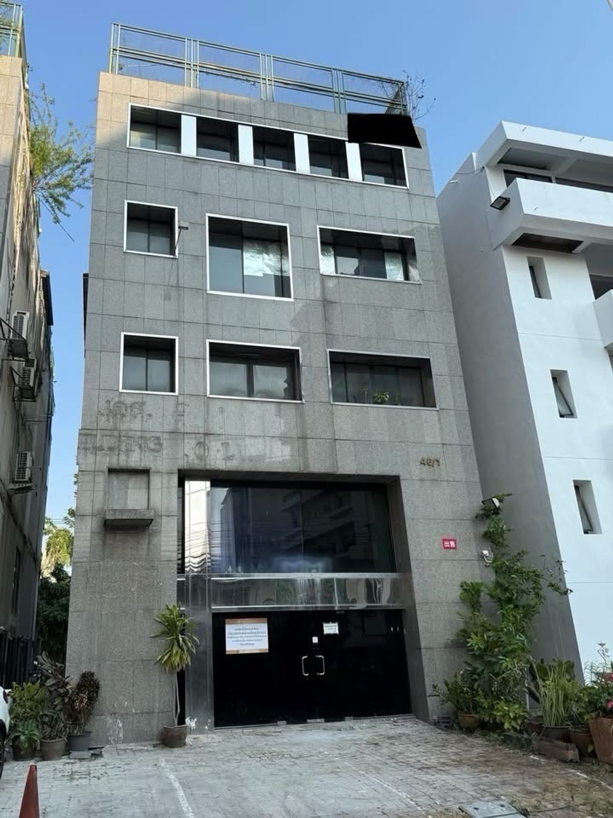 For SaleOfficeRama9, Petchburi, RCA : 🏢 Golden Opportunity for Investors or Business Owners! 4-storey spacious office building in Rama 9 with a private elevator, mezzanine floor, and rooftop space.
Excellent location with easy access to the expressway – perfect for business expansion.