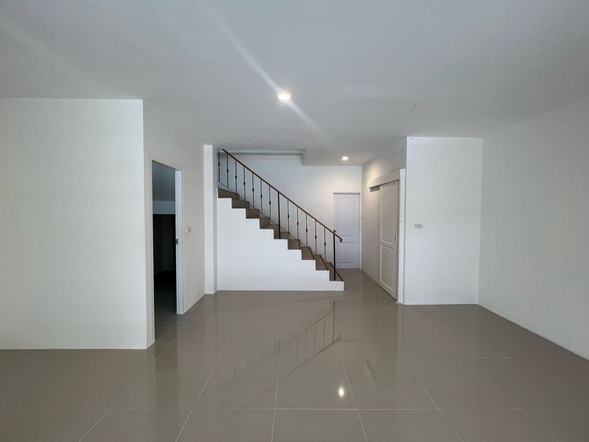 ให้เช่าโฮมออฟฟิศพระราม 3 สาธุประดิษฐ์ : ปล่อยเช่า โมเดิร์น โฮมออฟฟิศ สตูดิโอ ถนน พระราม 3 เขตยานนาวา กรุงเทพ จดทะเบียนบริษัทได้ ที่จอดรถ 4 คัน ทำเล ติดถนนใหญ่