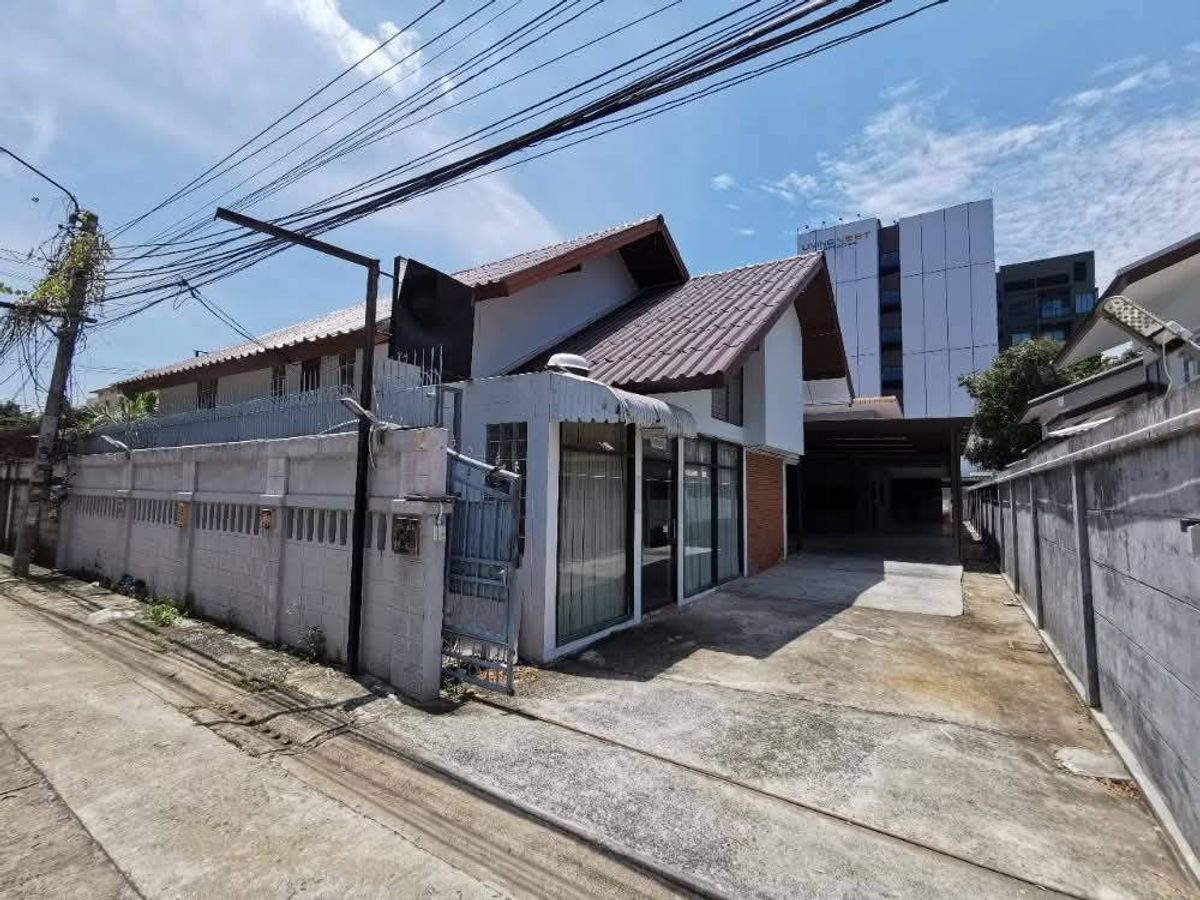 ให้เช่าบ้านรัชดา ห้วยขวาง : 	 ให้เช่าบ้านเดี่ยว 2ชั้นเนื้อที่ 155 ตร.ว พื้นที่ใช้สอย 350ตร.ม 4 ห้องนอน 4ห้องน้ำ เฟอร์บางส่วน ถนน ลาดพร้าว ซอยภาวนา ราคาเช่า 70,000 บ/ด 