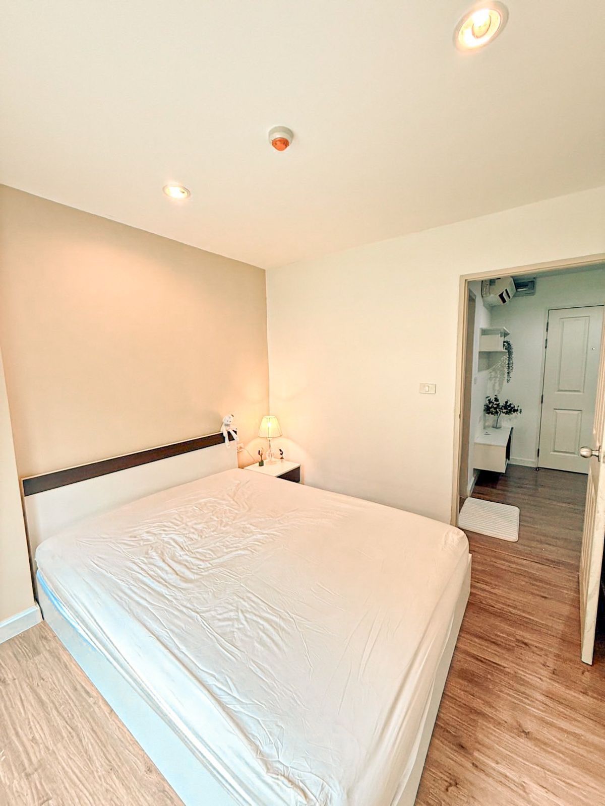 For SaleCondoChaengwatana, Muangthong : (Code N078) Hall Mark Ngamwongwan, size 28 sq.m., 2nd floor, 1 bedroom, 1 bathroom, garden view, beautiful pool, room with furniture. And complete electrical appliances and keep the luggage in