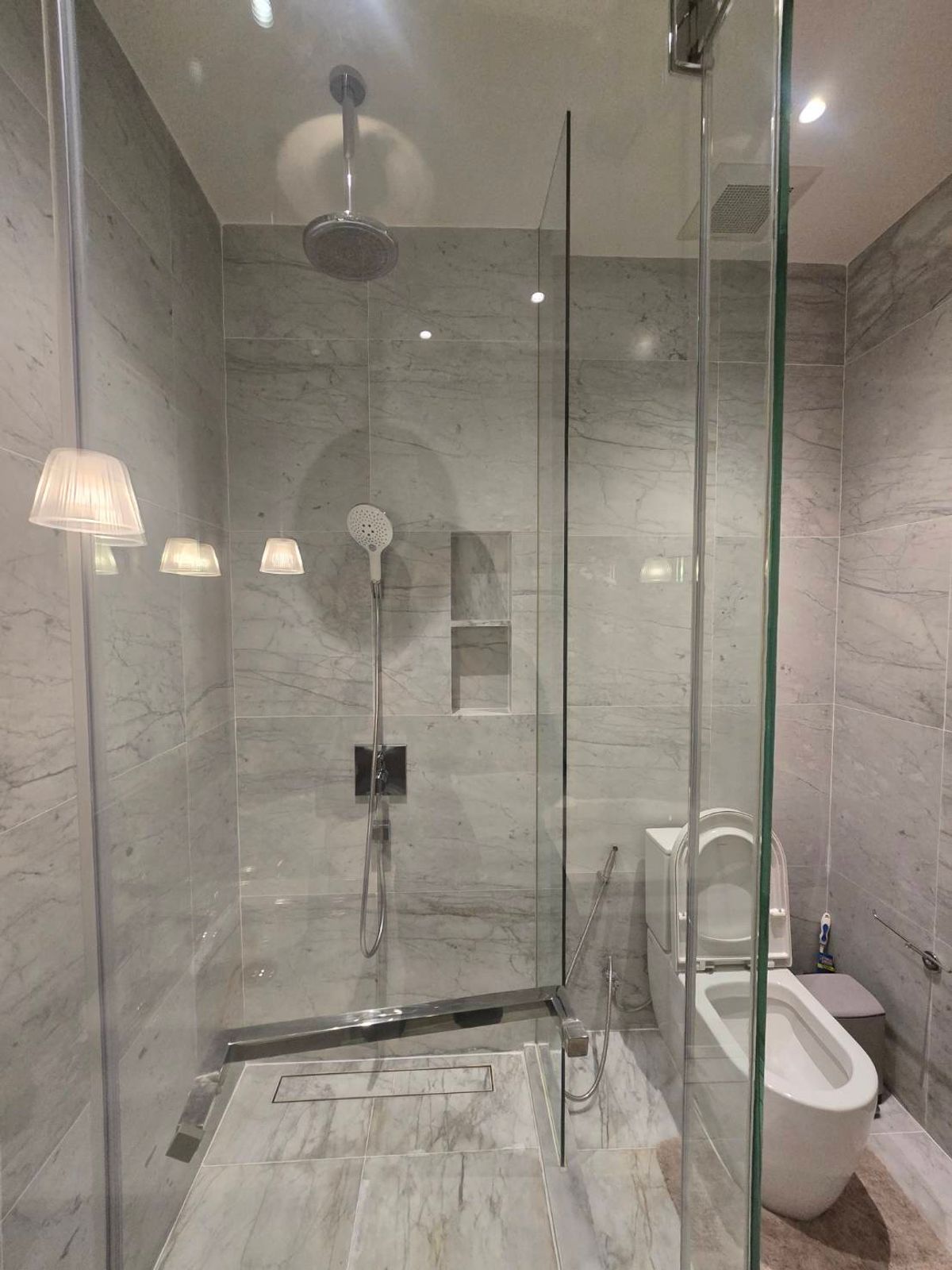 For RentCondoSukhumvit, Asoke, Thonglor : Luxury City Living! Beautiful 1-Bedroom Condo at KHUN by YOO - Fully Furnished & Negotiable Price!