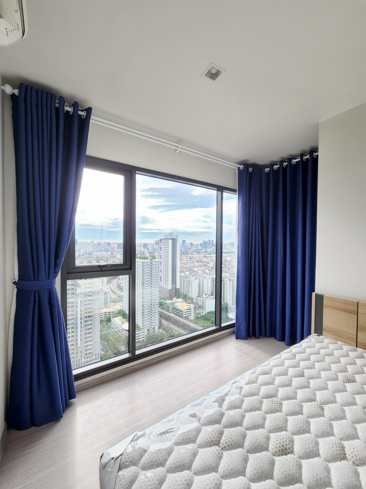 For RentCondoRama9, Petchburi, RCA : For rent, Life Asoke Hype, near MRT Rama 9, just 300 meters!