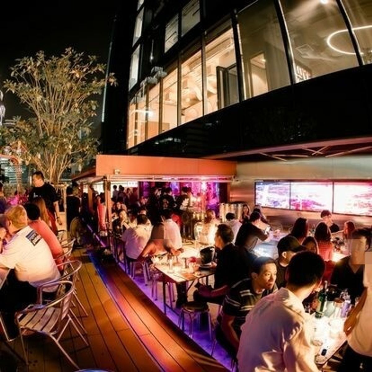 For LeaseholdRetail SpaceSilom, Saladaeng, Bangrak : Fresh business, live music, rooftop, Silom, next to BTS and MRT. There are more than 100 parking spaces.