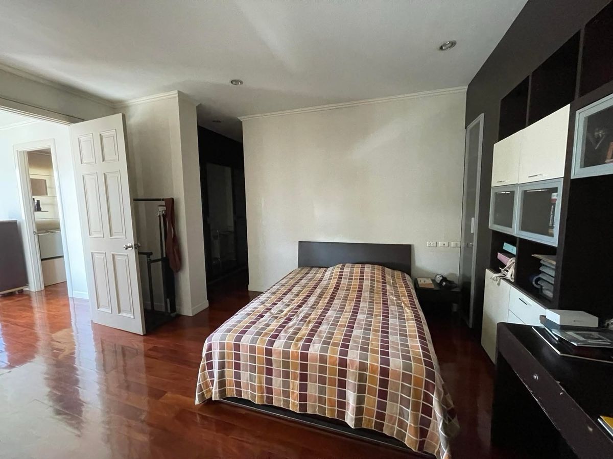 For SaleHouseSapankwai,Jatujak : 📢👇 Luxury 3-Storey Home in a Prime Location, close to the expressway, MRT, and major shopping centers — offering easy and convenient access to the city.