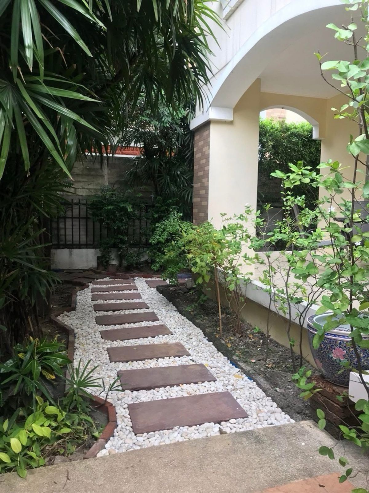 For SaleHouseSapankwai,Jatujak : 📢👇 Luxury 3-Storey Home in a Prime Location, close to the expressway, MRT, and major shopping centers — offering easy and convenient access to the city.