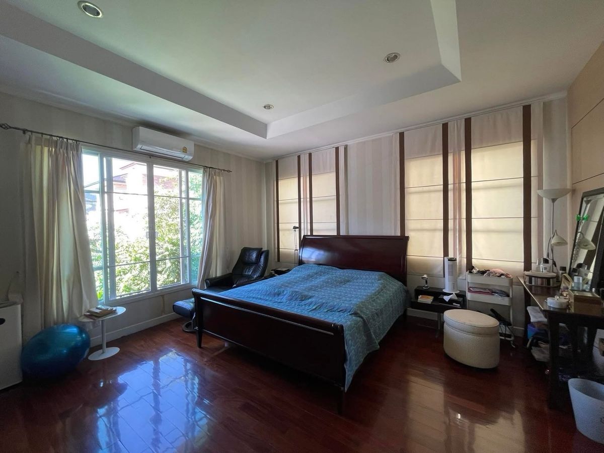For SaleHouseSapankwai,Jatujak : 📢👇 Luxury 3-Storey Home in a Prime Location, close to the expressway, MRT, and major shopping centers — offering easy and convenient access to the city.