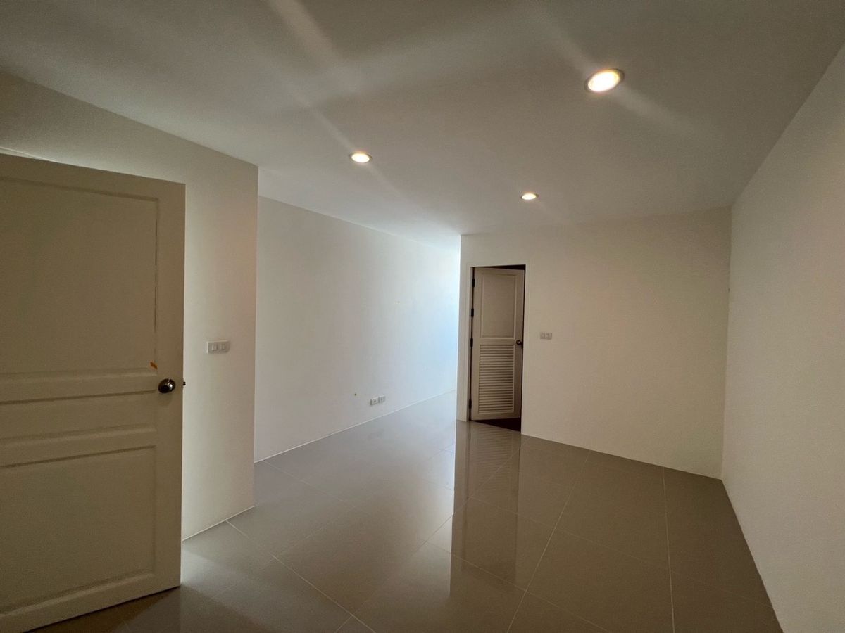 ให้เช่าโฮมออฟฟิศพระราม 3 สาธุประดิษฐ์ : ปล่อยเช่า โมเดิร์น โฮมออฟฟิศ สตูดิโอ ถนน พระราม 3 เขตยานนาวา กรุงเทพ จดทะเบียนบริษัทได้ ที่จอดรถ 4 คัน ทำเล ติดถนนใหญ่