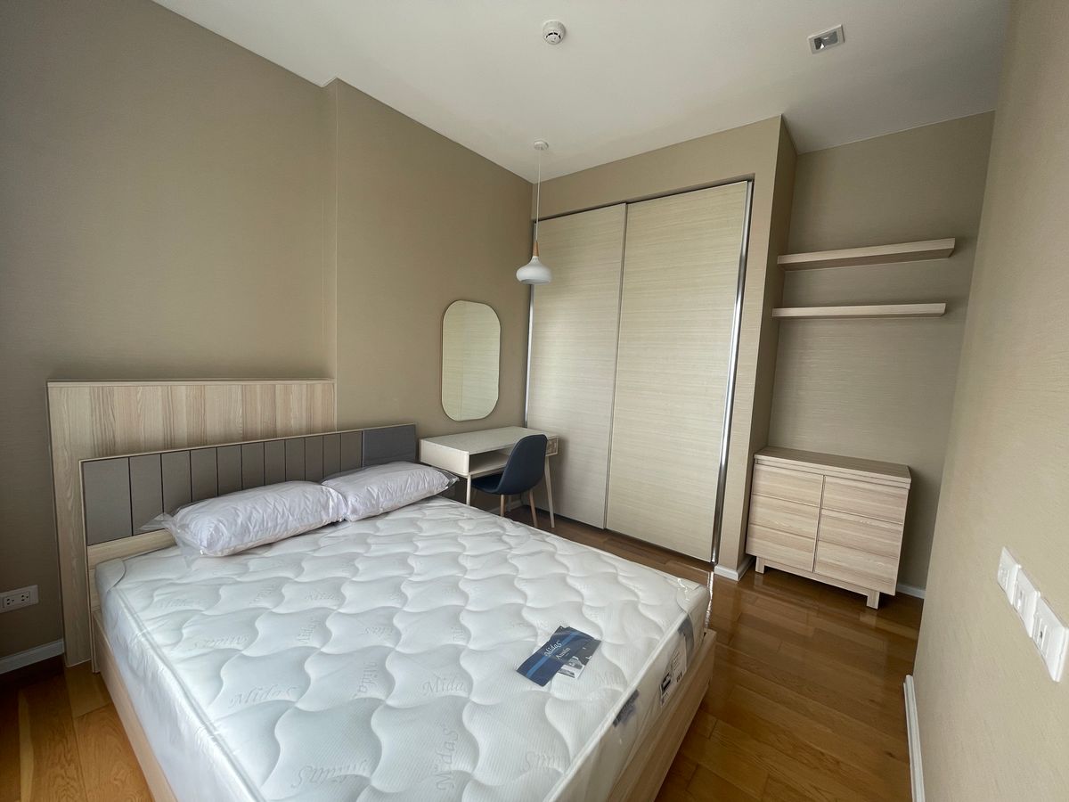 For RentCondoLadprao, Central Ladprao : Rent the Saint Residences 1 Bedroom 1 Bathroom 35 SQM. The room is available in the same condition from the earthquake. Furniture near MRT Phahonyothin