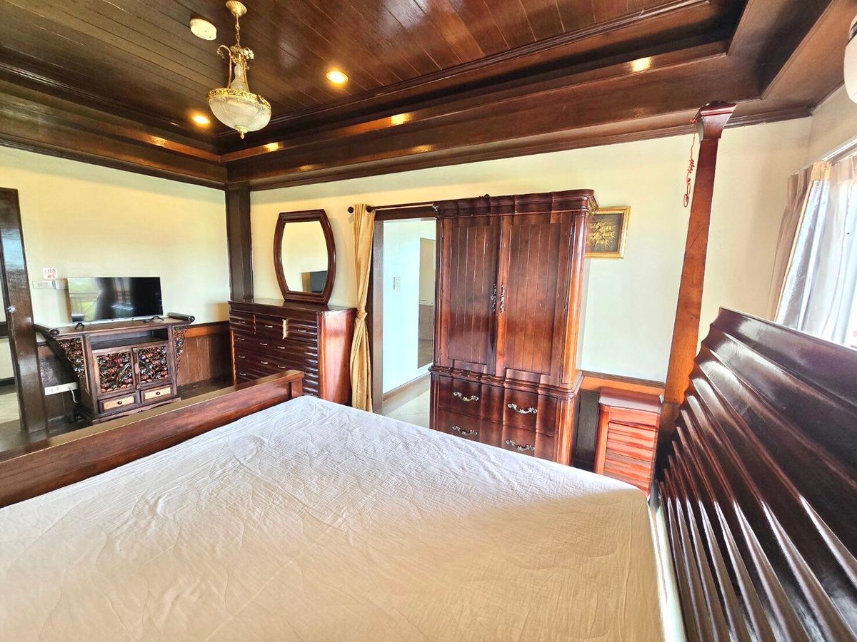 For RentHuahin, Prachuap Khiri Khan, Pran Buri : The Veneto Old Wood Suite Hua Hin Hua Hin, a classic elegant room Real wood fir View of the swimming pool, bedroom, kitchen, bathroom, bathtub, call 0957414976