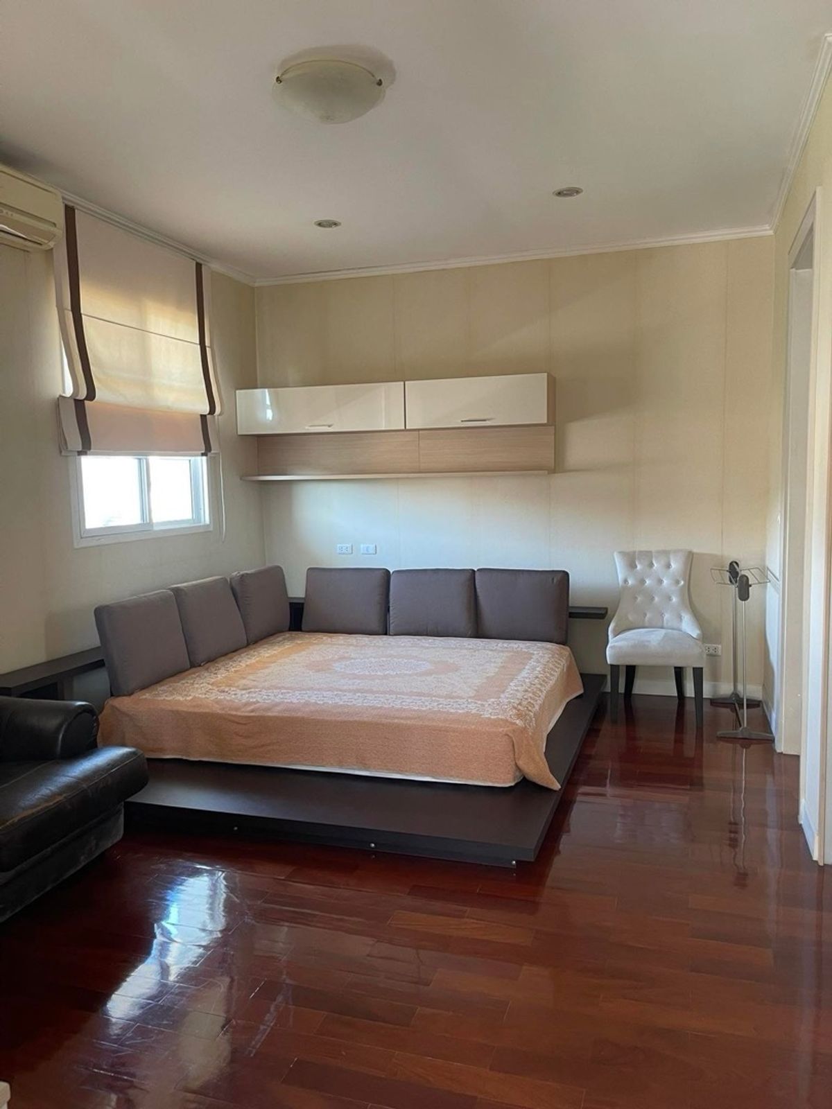 For SaleHouseSapankwai,Jatujak : 📢👇 Luxury 3-Storey Home in a Prime Location, close to the expressway, MRT, and major shopping centers — offering easy and convenient access to the city.
