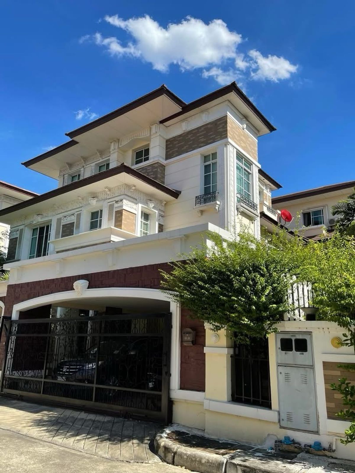 For SaleHouseSapankwai,Jatujak : 📢👇 Luxury 3-Storey Home in a Prime Location, close to the expressway, MRT, and major shopping centers — offering easy and convenient access to the city.