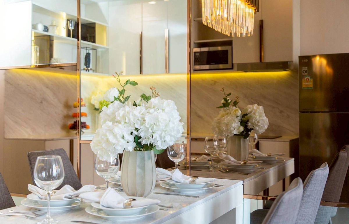 For RentCondoWitthayu, Chidlom, Langsuan, Ploenchit : ♔ Modern Luxury Style ♔ Floor 40+ Usable space 60.21 sq.m. | 1 bedroom 1 bathroom | Condo with Skywalk connecting the BTS Ploenchit and Central M.Bass 
 
