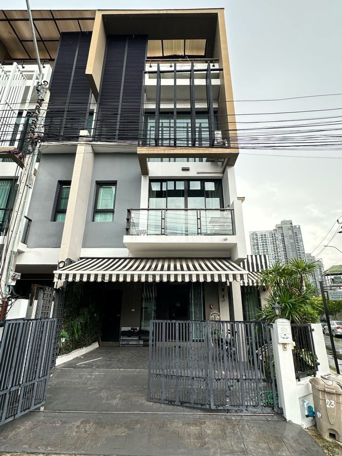 ให้เช่าทาวน์โฮมอ่อนนุช อุดมสุข : 📌ทาวเฮ้าส์ให้เช่าสวยมาก🏡การใช้ชีวิตที่กว้างขวางและมีสไตล์ใกล้กับ BTS - ทำเลที่สะดวกมาก!