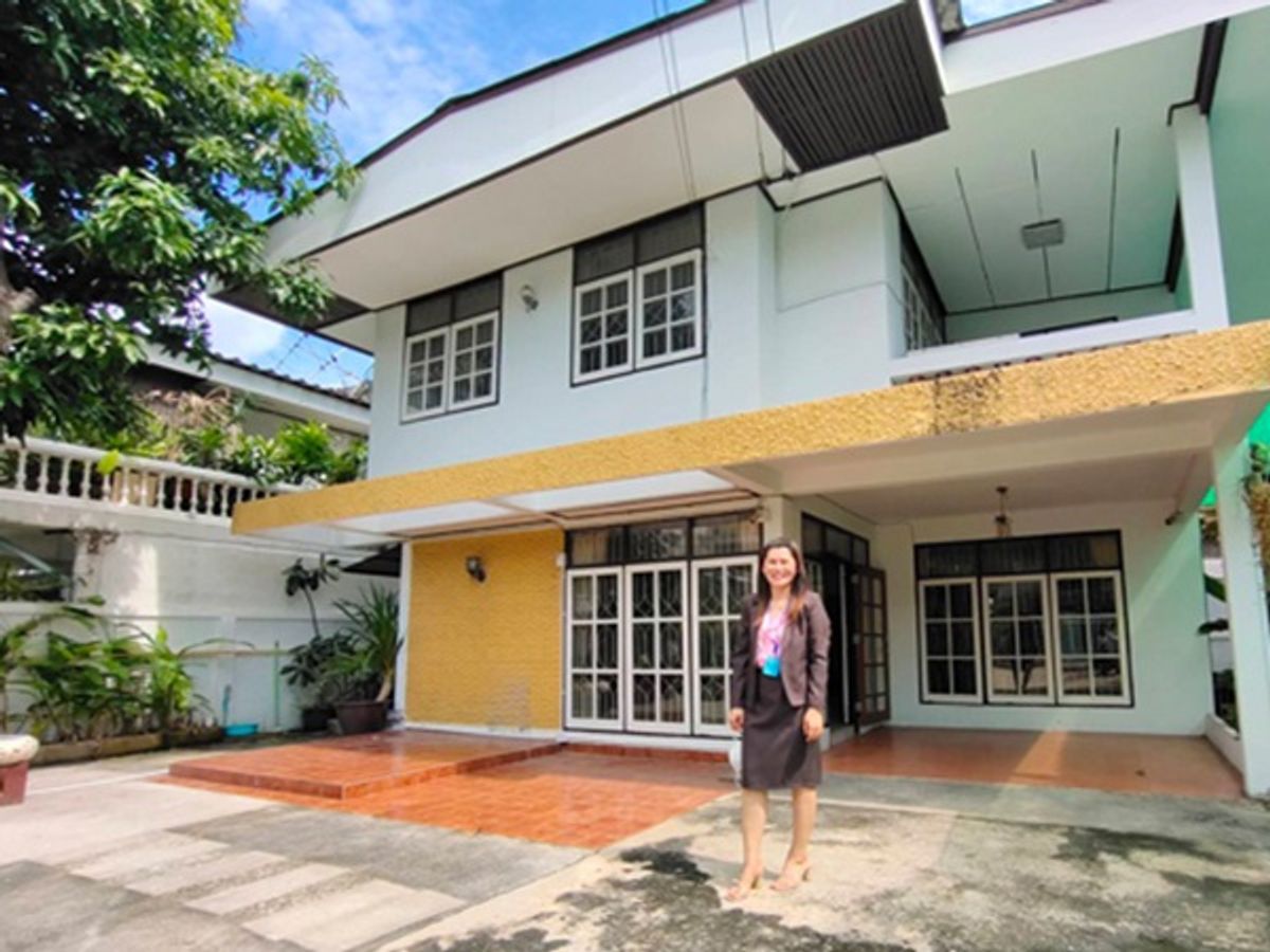 For RentHouseRatchadapisek, Huaikwang, Suttisan : 2 -storey detached house for rent, area 60 sq.w., living area 180 sqm. 3 bedrooms, 2 bathrooms, some air conditioners, Ratchada Road, Huai Khwang District, rental price 30,000 baht/