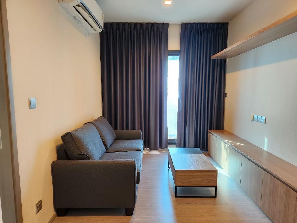 For RentCondoRama9, Petchburi, RCA : Life Asoke Hype condo for rent only 300 meters from Rama 9 MRT.
