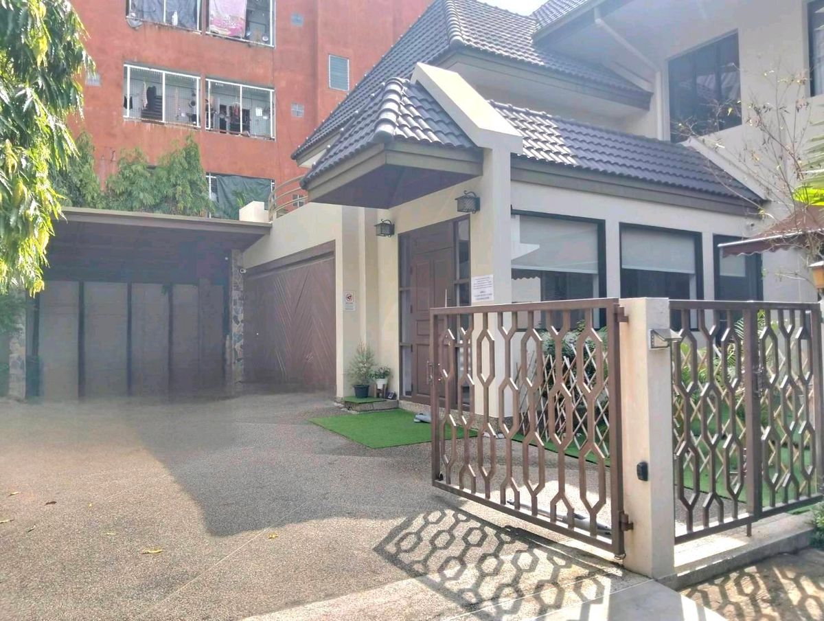 For RentHouseSukhumvit, Asoke, Thonglor : 🔥🔥🔥 Pool Villa Thonglor. Modern Thai style near BTS Thonglor 🔥🔥🔥