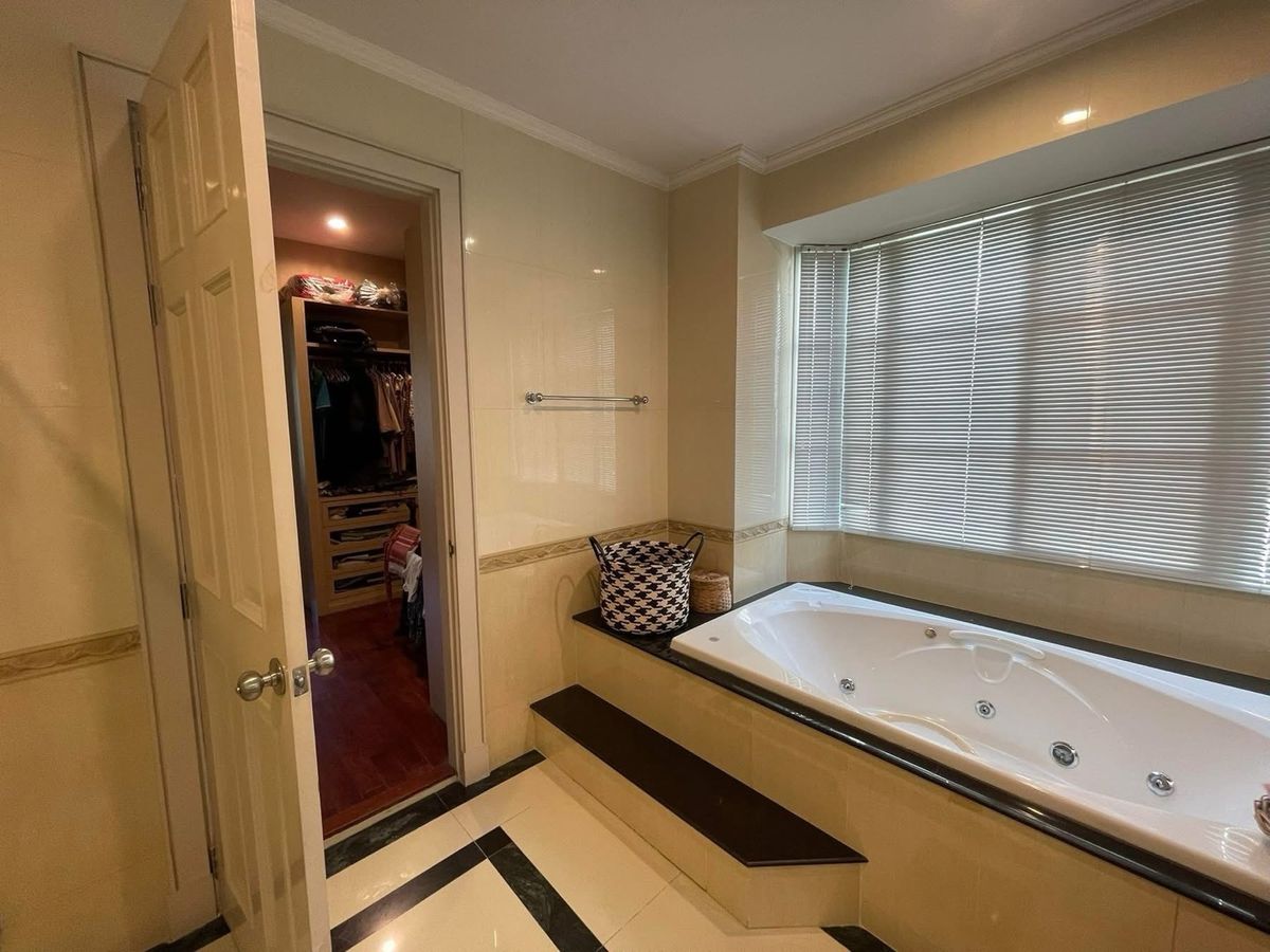 For SaleHouseSapankwai,Jatujak : 📢👇 Luxury 3-Storey Home in a Prime Location, close to the expressway, MRT, and major shopping centers — offering easy and convenient access to the city.