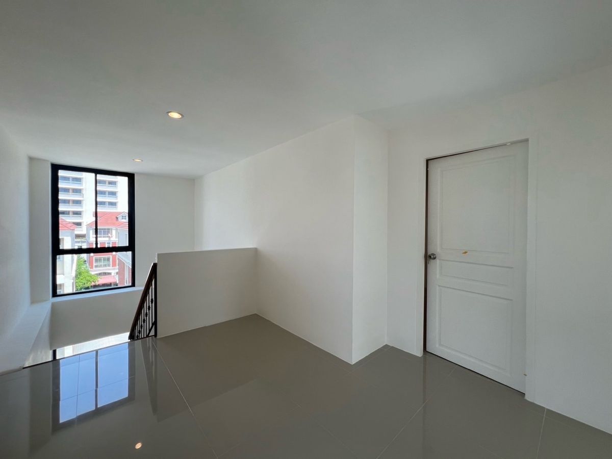 ให้เช่าโฮมออฟฟิศพระราม 3 สาธุประดิษฐ์ : ปล่อยเช่า โมเดิร์น โฮมออฟฟิศ สตูดิโอ ถนน พระราม 3 เขตยานนาวา กรุงเทพ จดทะเบียนบริษัทได้ ที่จอดรถ 4 คัน ทำเล ติดถนนใหญ่