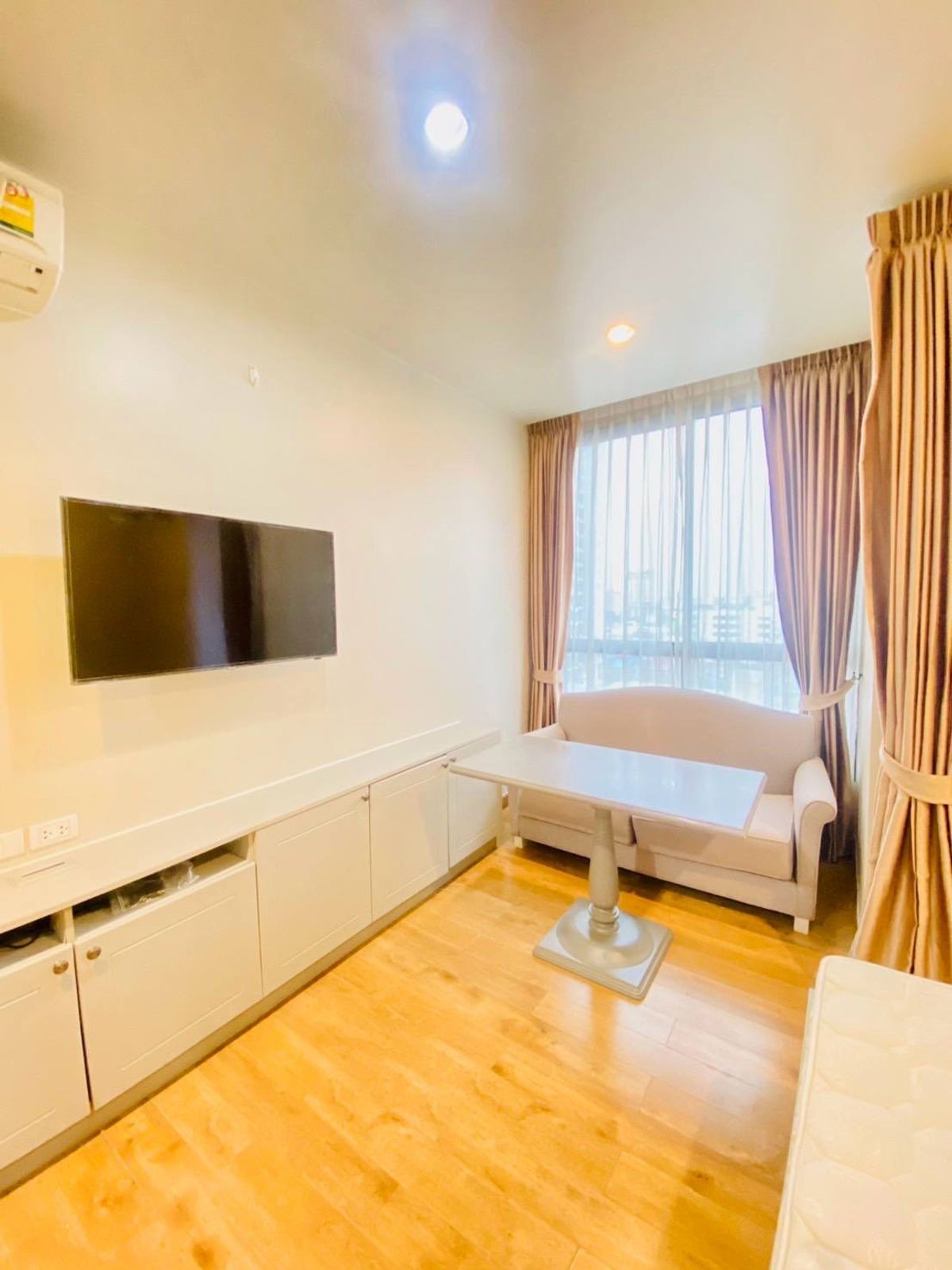 For RentCondoSapankwai,Jatujak : Ready to stay in a new renovated room ** Di Editor Saphan Khwai, near BTS, Saphan Khwai and Big C, Saphan Khwai, furniture, new renovated room, rent 15,000 baht/month (Ref N: EDT252840)