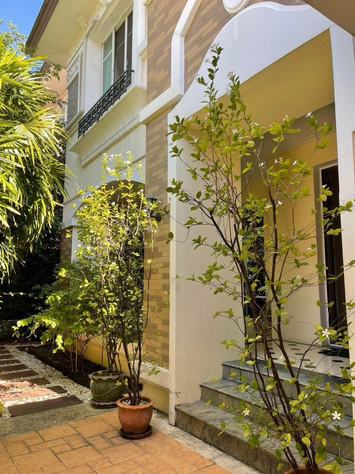 For SaleHouseSapankwai,Jatujak : 📢👇 Luxury 3-Storey Home in a Prime Location, close to the expressway, MRT, and major shopping centers — offering easy and convenient access to the city.