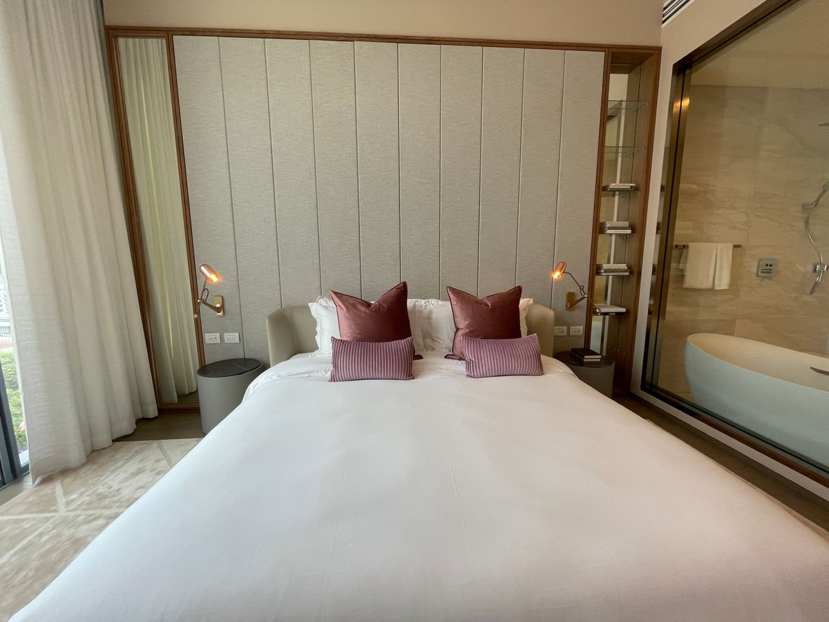 ขายคอนโดวิทยุ ชิดลม หลังสวน : ขายคอนโดระดับ ULTIMATE CLASS สโคป หลังสวน ฟังก์ชั่น 2 ห้องนอน 3 ห้องน้ำ ตกแต่งครบจัดเต็มพร้อมเข้าอยู่ ห้องกว้าง วิวหลังสวน ฝั่งตรงข้ามถนนเป็นโรงเรียนมาแตร์ ใกล้ BTS ชิดลม เพียง 140 เมตร. 