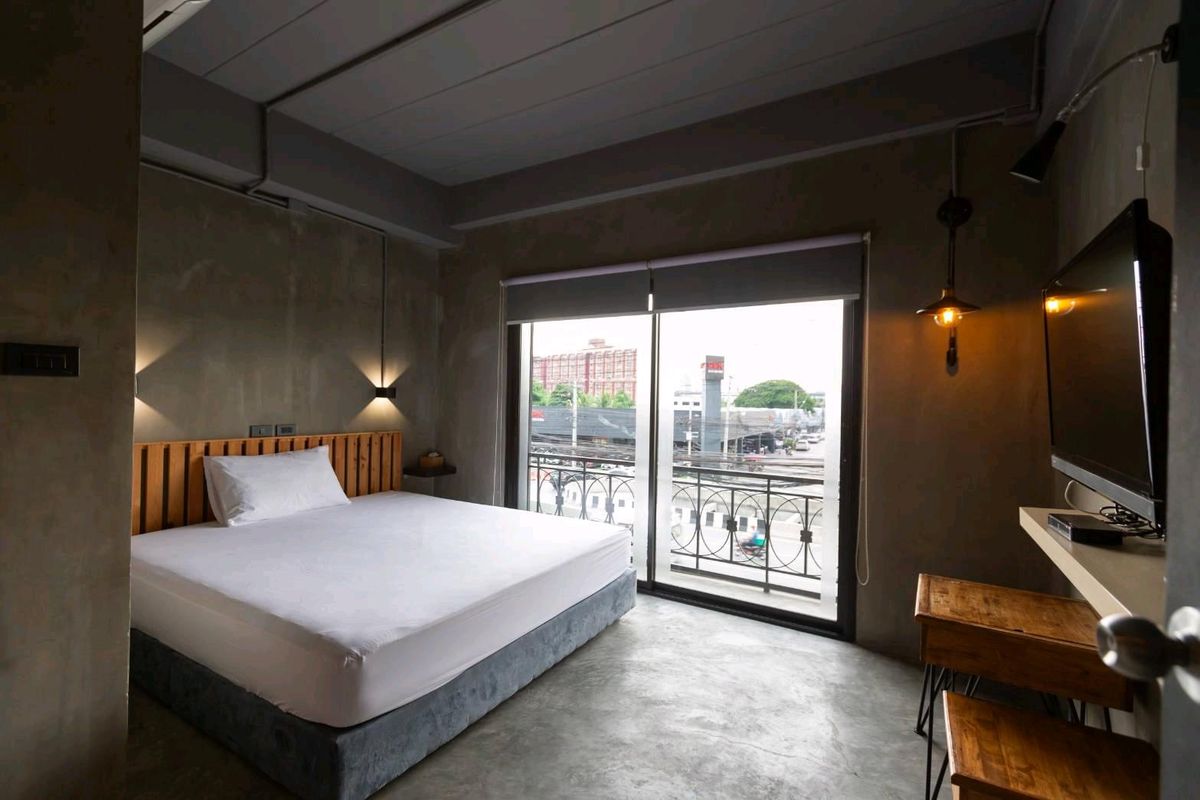 For LeaseholdShop HousePattanakan, Srinakarin : Fully Operational Entertainment Business for Takeover – Pub + VIP Lounge + 15-Room Guesthouse in Prime Pattanakarn Location