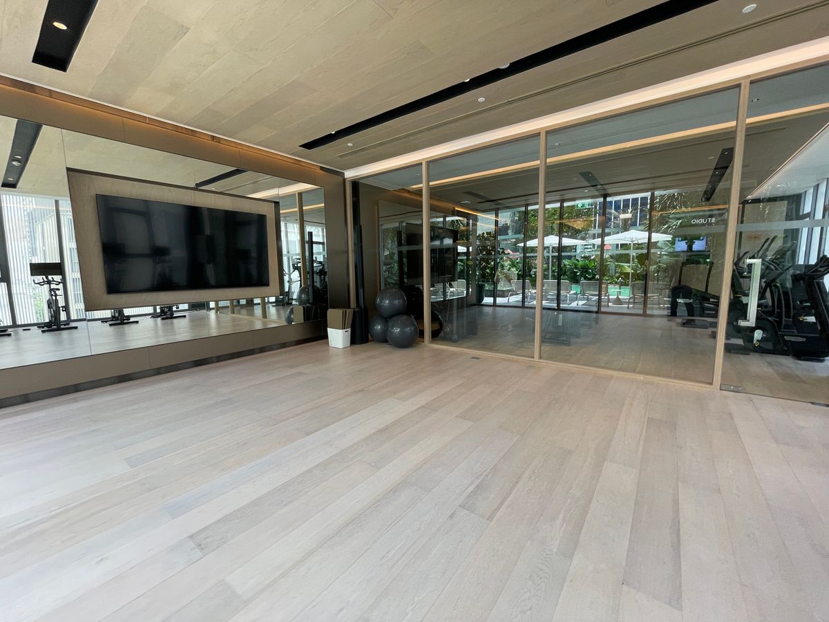 ขายคอนโดวิทยุ ชิดลม หลังสวน : ขายคอนโดระดับ ULTIMATE CLASS สโคป หลังสวน ฟังก์ชั่น 2 ห้องนอน 3 ห้องน้ำ ตกแต่งครบจัดเต็มพร้อมเข้าอยู่ ห้องกว้าง วิวหลังสวน ฝั่งตรงข้ามถนนเป็นโรงเรียนมาแตร์ ใกล้ BTS ชิดลม เพียง 140 เมตร. 