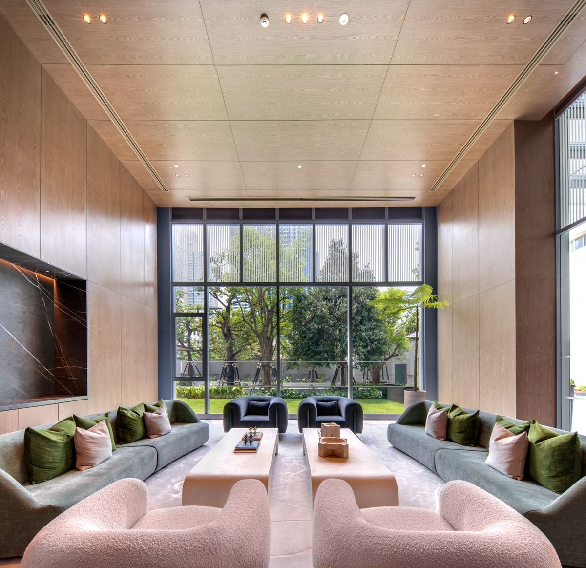 ขายคอนโดวิทยุ ชิดลม หลังสวน : ขายคอนโดระดับ ULTIMATE CLASS สโคป หลังสวน ฟังก์ชั่น 2 ห้องนอน 3 ห้องน้ำ ตกแต่งครบจัดเต็มพร้อมเข้าอยู่ ห้องกว้าง วิวหลังสวน ฝั่งตรงข้ามถนนเป็นโรงเรียนมาแตร์ ใกล้ BTS ชิดลม เพียง 140 เมตร. 