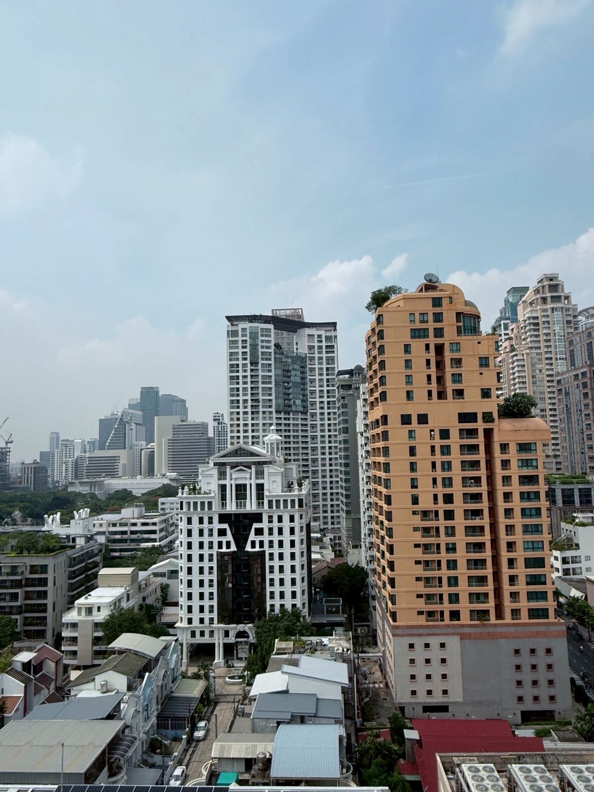 ขายคอนโดวิทยุ ชิดลม หลังสวน : ขายคอนโดระดับ ULTIMATE CLASS สโคป หลังสวน ฟังก์ชั่น 2 ห้องนอน 3 ห้องน้ำ ตกแต่งครบจัดเต็มพร้อมเข้าอยู่ ห้องกว้าง วิวหลังสวน ฝั่งตรงข้ามถนนเป็นโรงเรียนมาแตร์ ใกล้ BTS ชิดลม เพียง 140 เมตร. 