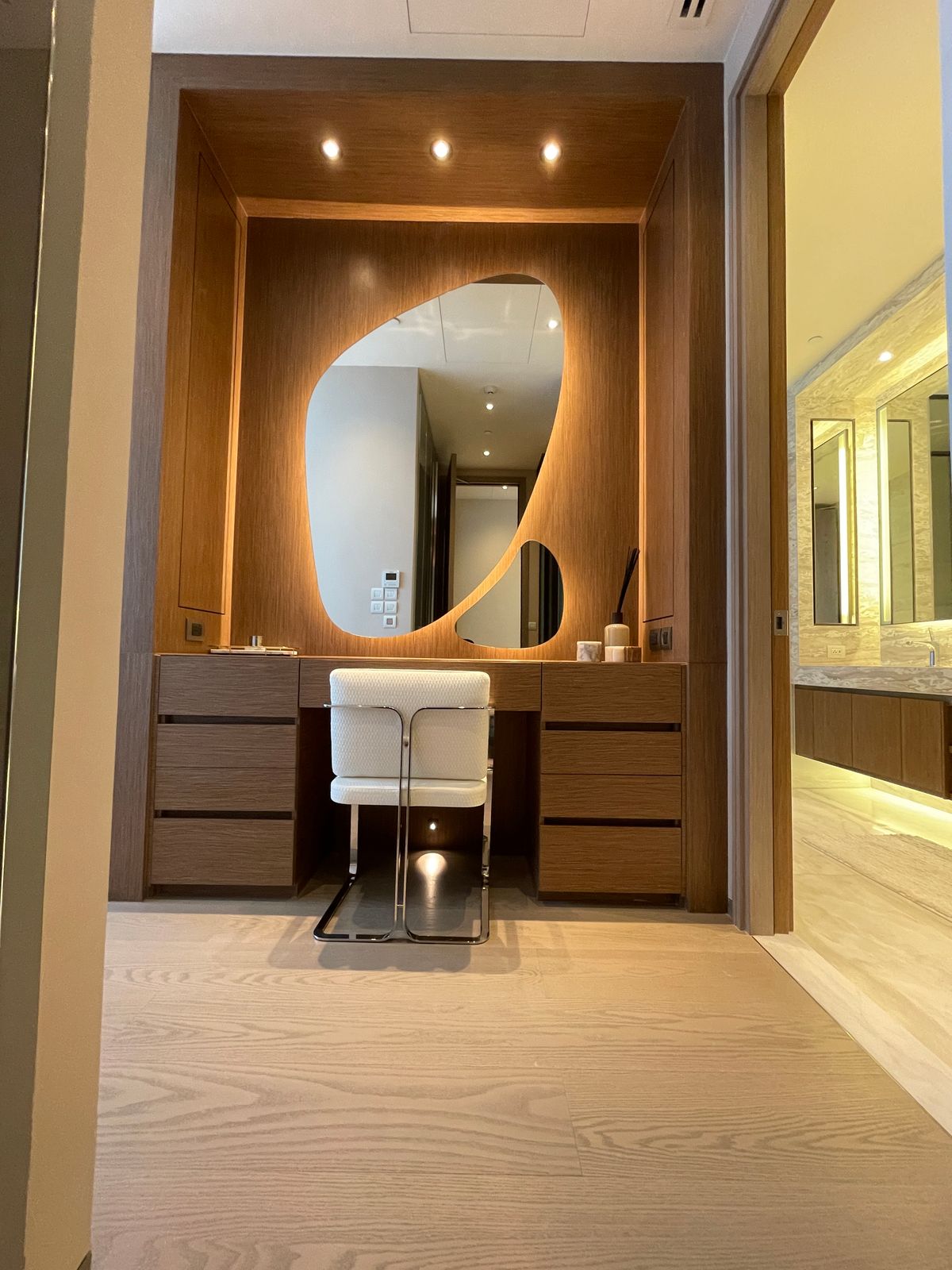 ขายคอนโดวิทยุ ชิดลม หลังสวน : ขายคอนโดระดับ ULTIMATE CLASS สโคป หลังสวน ฟังก์ชั่น 2 ห้องนอน 3 ห้องน้ำ ตกแต่งครบจัดเต็มพร้อมเข้าอยู่ ห้องกว้าง วิวหลังสวน ฝั่งตรงข้ามถนนเป็นโรงเรียนมาแตร์ ใกล้ BTS ชิดลม เพียง 140 เมตร. 