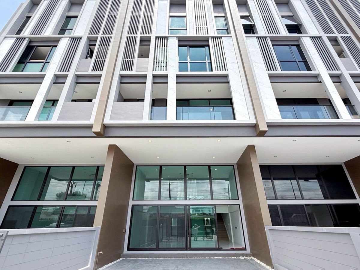 For RentShop HouseThaphra, Talat Phlu, Wutthakat : #Rent #Townhome, New Project 
 Supalai Grand Essence Tha Phra Interchange 
 New townhome with 4.5 layers 
 ❝ Rent 80,000 baht / month ❞ 
 Grade A location, only 5 minutes MTR Tha Phra