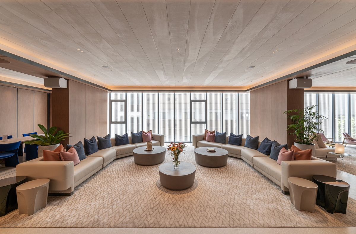 ขายคอนโดวิทยุ ชิดลม หลังสวน : ขายคอนโดระดับ ULTIMATE CLASS สโคป หลังสวน ฟังก์ชั่น 2 ห้องนอน 3 ห้องน้ำ ตกแต่งครบจัดเต็มพร้อมเข้าอยู่ ห้องกว้าง วิวหลังสวน ฝั่งตรงข้ามถนนเป็นโรงเรียนมาแตร์ ใกล้ BTS ชิดลม เพียง 140 เมตร. 