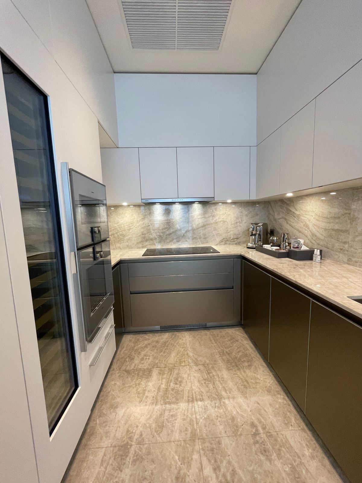 ขายคอนโดวิทยุ ชิดลม หลังสวน : ขายคอนโดระดับ ULTIMATE CLASS สโคป หลังสวน ฟังก์ชั่น 2 ห้องนอน 3 ห้องน้ำ ตกแต่งครบจัดเต็มพร้อมเข้าอยู่ ห้องกว้าง วิวหลังสวน ฝั่งตรงข้ามถนนเป็นโรงเรียนมาแตร์ ใกล้ BTS ชิดลม เพียง 140 เมตร. 