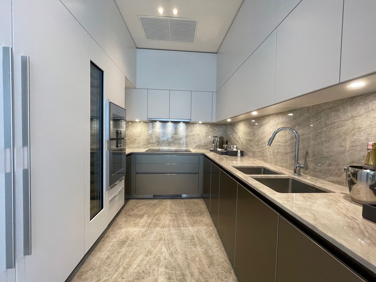 ขายคอนโดวิทยุ ชิดลม หลังสวน : ขายคอนโดระดับ ULTIMATE CLASS สโคป หลังสวน ฟังก์ชั่น 2 ห้องนอน 3 ห้องน้ำ ตกแต่งครบจัดเต็มพร้อมเข้าอยู่ ห้องกว้าง วิวหลังสวน ฝั่งตรงข้ามถนนเป็นโรงเรียนมาแตร์ ใกล้ BTS ชิดลม เพียง 140 เมตร. 