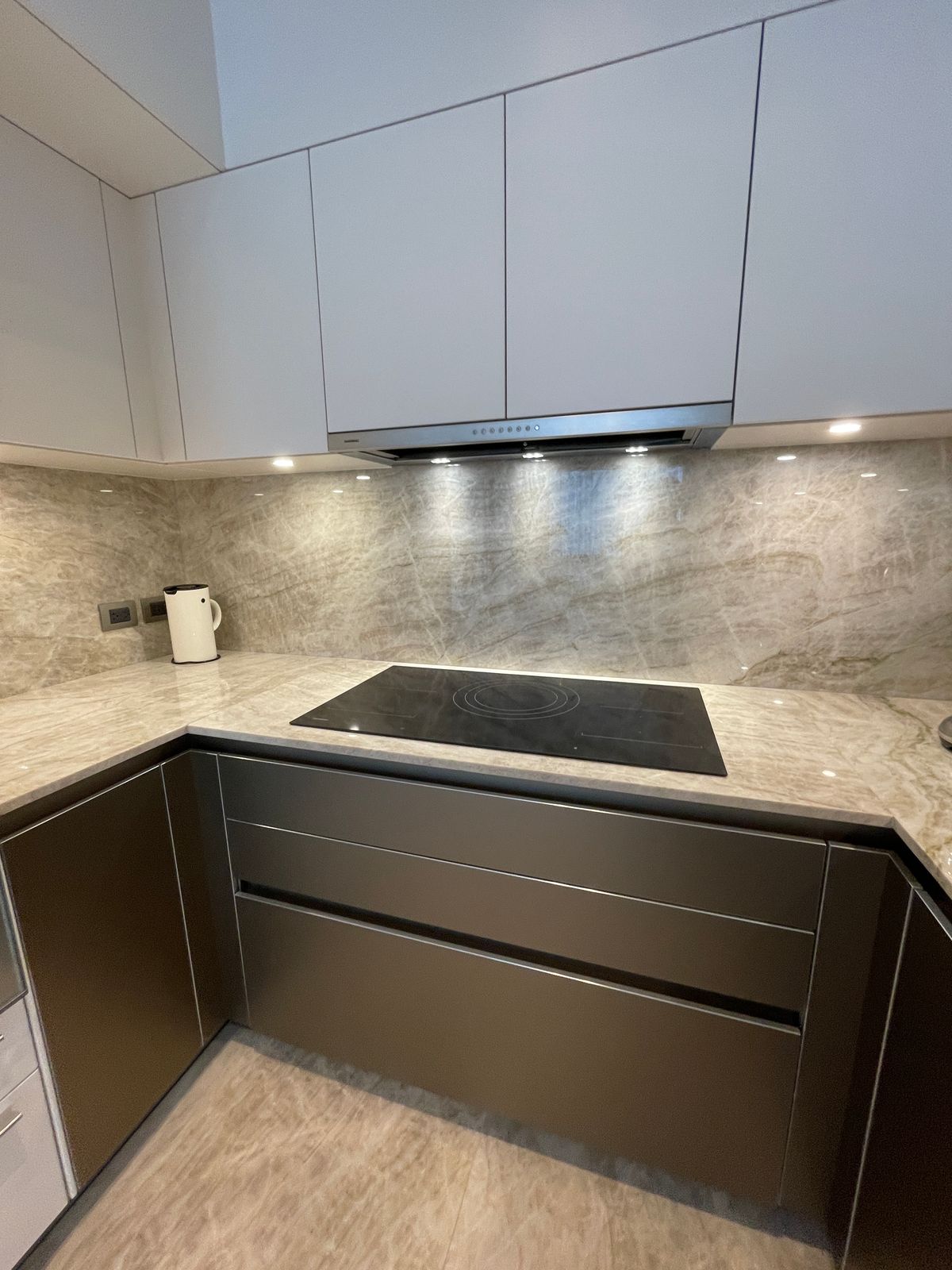 ขายคอนโดวิทยุ ชิดลม หลังสวน : ขายคอนโดระดับ ULTIMATE CLASS สโคป หลังสวน ฟังก์ชั่น 2 ห้องนอน 3 ห้องน้ำ ตกแต่งครบจัดเต็มพร้อมเข้าอยู่ ห้องกว้าง วิวหลังสวน ฝั่งตรงข้ามถนนเป็นโรงเรียนมาแตร์ ใกล้ BTS ชิดลม เพียง 140 เมตร. 