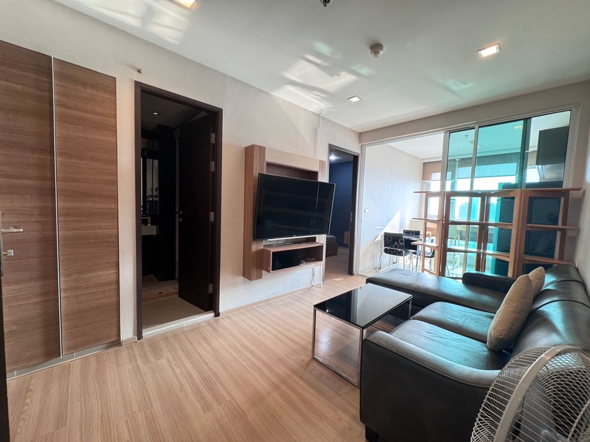 For RentCondoSathorn, Narathiwat : The room is available for rent. River 1 Bedroom 45SQM. Near BTS, Taksin Furniture.