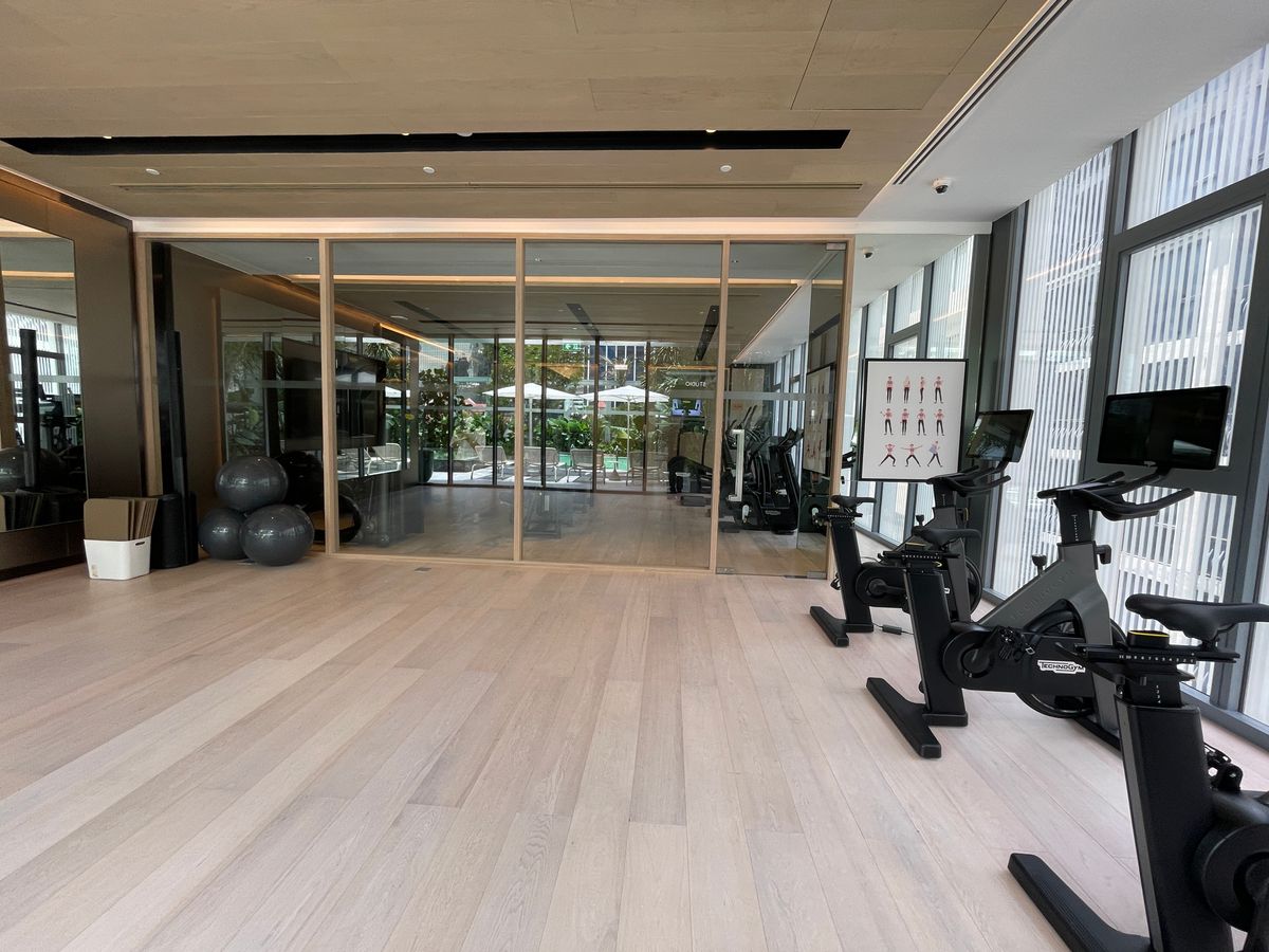 ขายคอนโดวิทยุ ชิดลม หลังสวน : ขายคอนโดระดับ ULTIMATE CLASS สโคป หลังสวน ฟังก์ชั่น 2 ห้องนอน 3 ห้องน้ำ ตกแต่งครบจัดเต็มพร้อมเข้าอยู่ ห้องกว้าง วิวหลังสวน ฝั่งตรงข้ามถนนเป็นโรงเรียนมาแตร์ ใกล้ BTS ชิดลม เพียง 140 เมตร. 