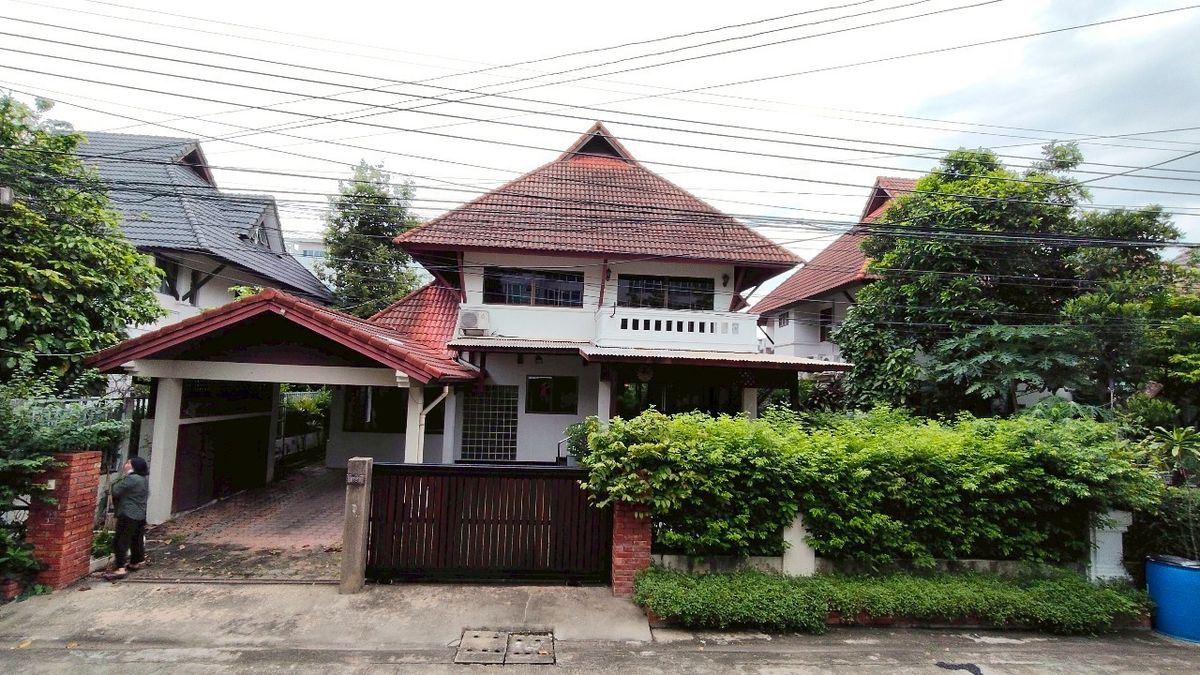 ให้เช่าบ้านสุขุมวิท อโศก ทองหล่อ : 🏡 ให้เช่าบ้านเดี่ยว โครงการกลิ่นไม้ร่ำ สุขุมวิท101/1 🌿 บ้านร่มรื่น เงียบสงบ พื้นที่ใช้สอยกว้าง พร้อมเฟอร์นิเจอร์และเครื่องใช้ไฟฟ้าครบ!